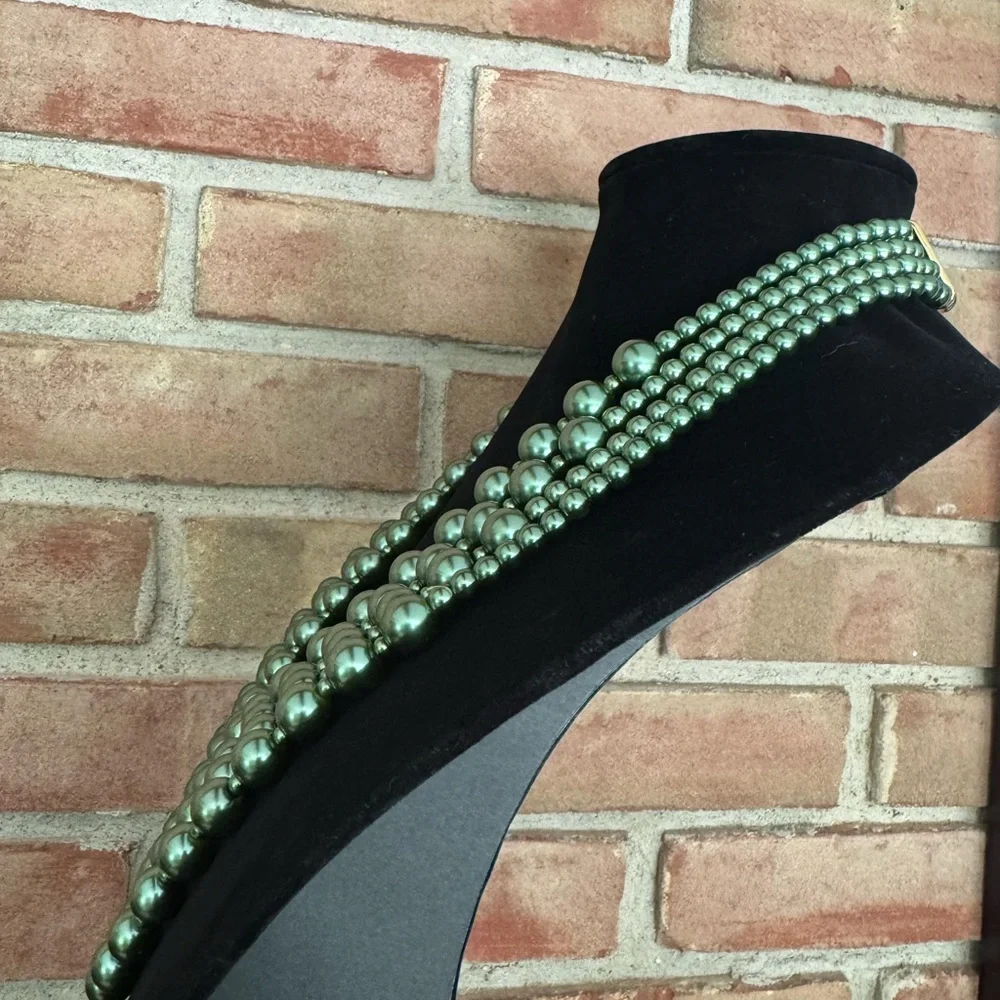 Elegant layered Green Pearl Necklace - Picture 6 of 8